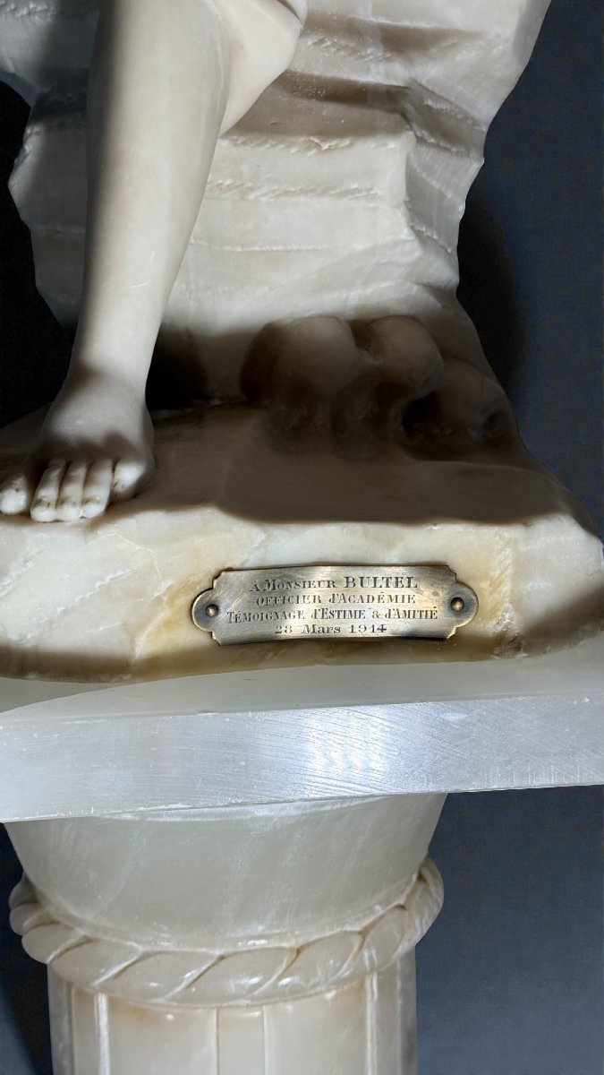 Statua raffigurante una giovane fanciulla sorridente con Colonna in Marmo-photo-6