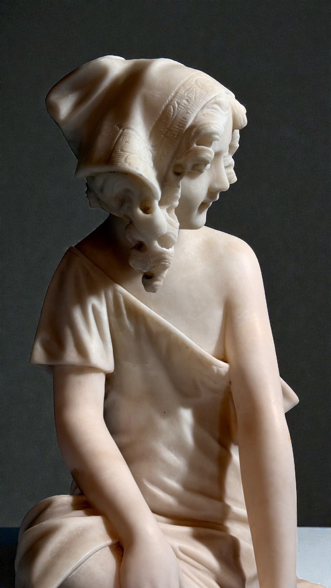 Statua raffigurante una giovane fanciulla sorridente con Colonna in Marmo-photo-8