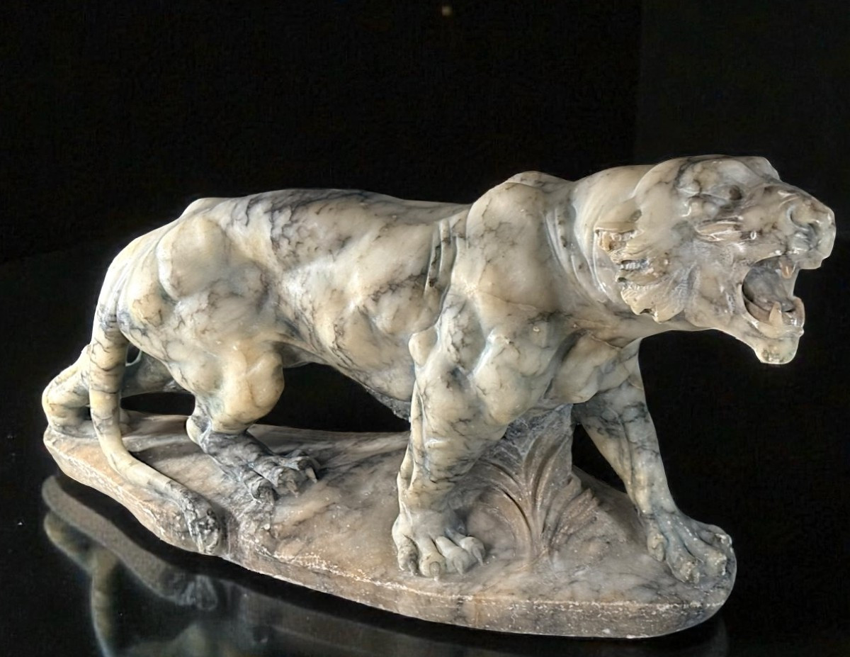 Tigre Ruggente scolpita interamente a mano nel Marmo Arabescato, Currini