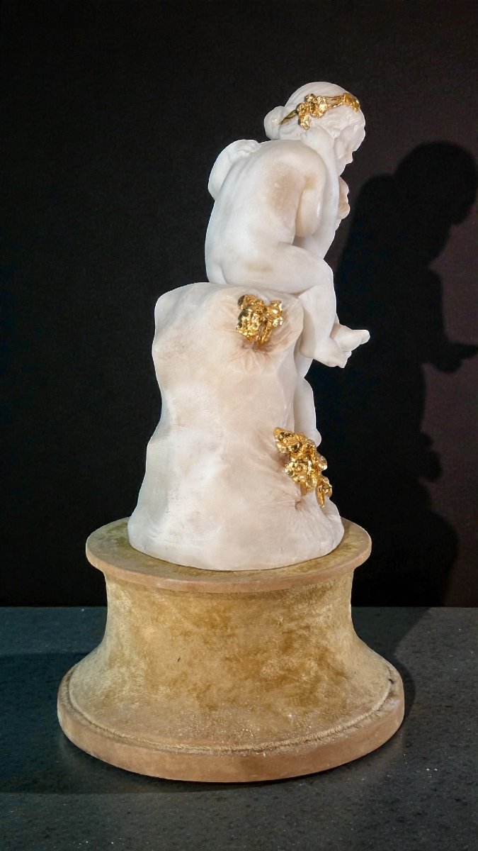 Coppia di Putti Allegorici che giocano in Marmo ed Oro-photo-1