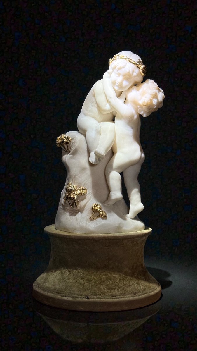 Coppia di Putti Allegorici che giocano in Marmo ed Oro-photo-2