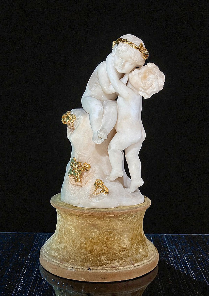 Coppia di Putti Allegorici che giocano in Marmo ed Oro