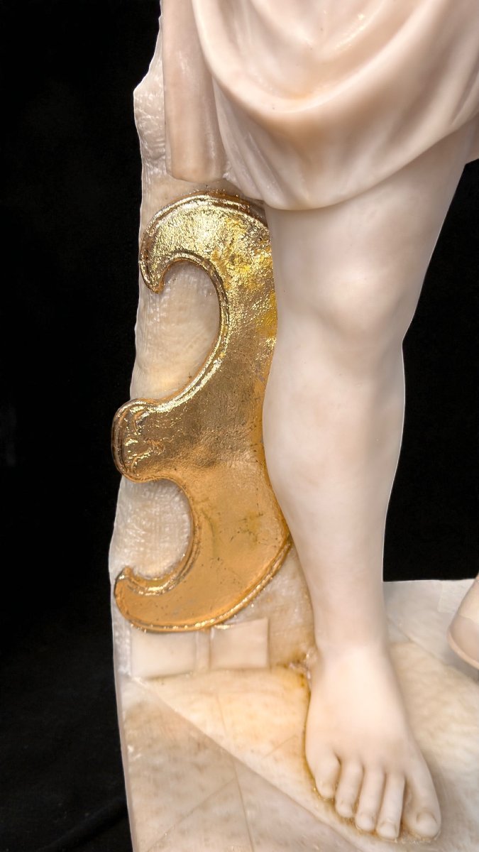 Statua Afrodite Guerriera con dettagli in foglia oro 24 carati, Marmo, Frilli scultore -photo-1