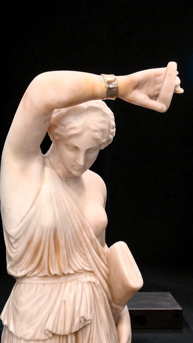 Statua Afrodite Guerriera con dettagli in foglia oro 24 carati, Marmo, Frilli scultore -photo-4