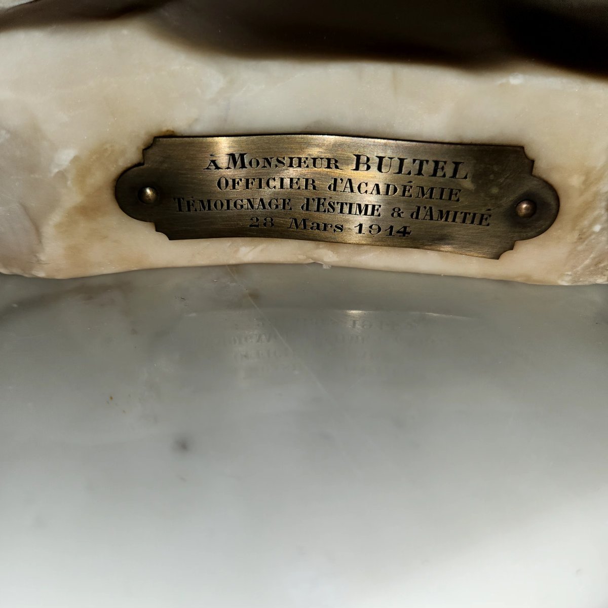 Statua giovane fanciulla sorridente -photo-1