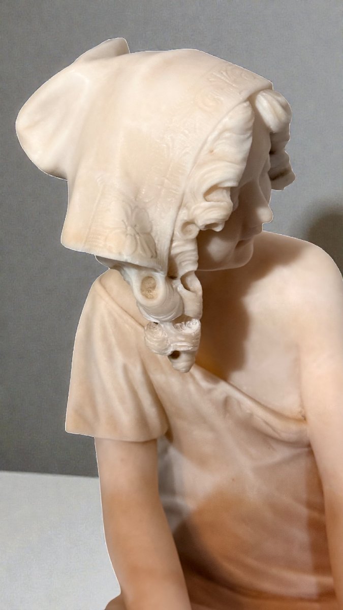 Statua giovane fanciulla sorridente -photo-2