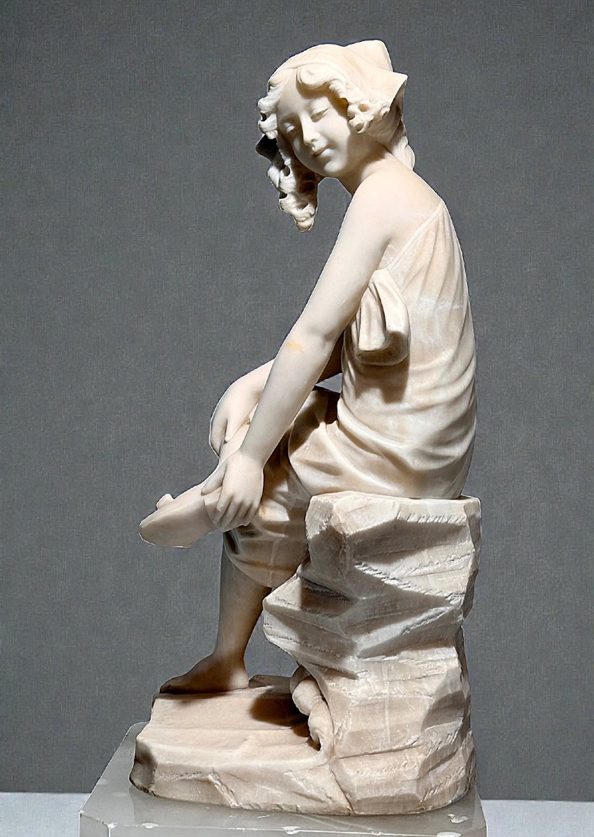 Statua giovane fanciulla sorridente 