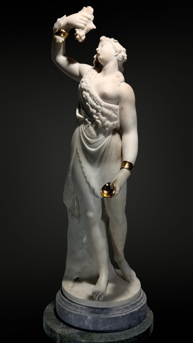 Statua Erigonne con grappolo d'uva", scolpita nel Marmo bianco di Carrara