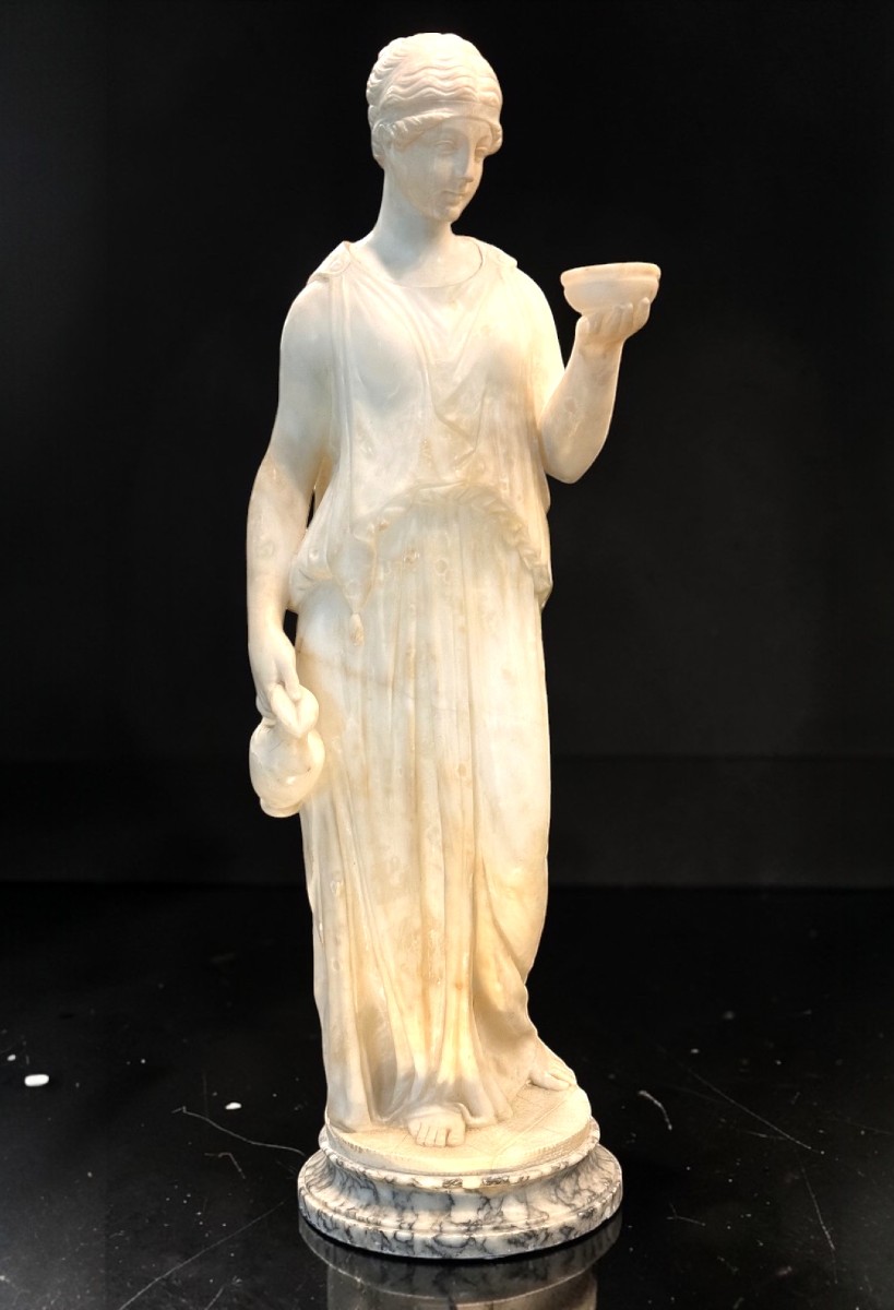 Statua raffigurante Dea Greca Ebe