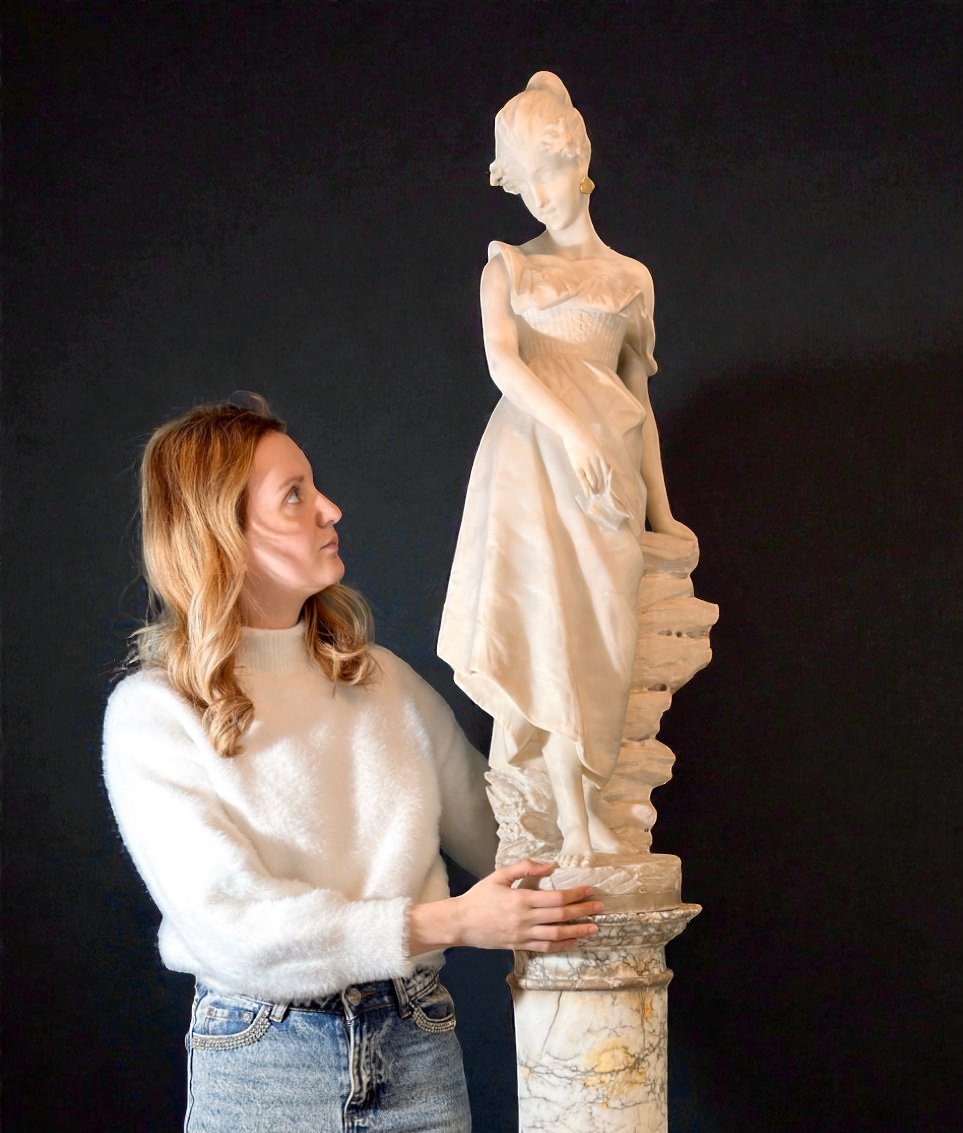 Statua fanciulla con orecchini in oro e lettera d'amore -photo-4