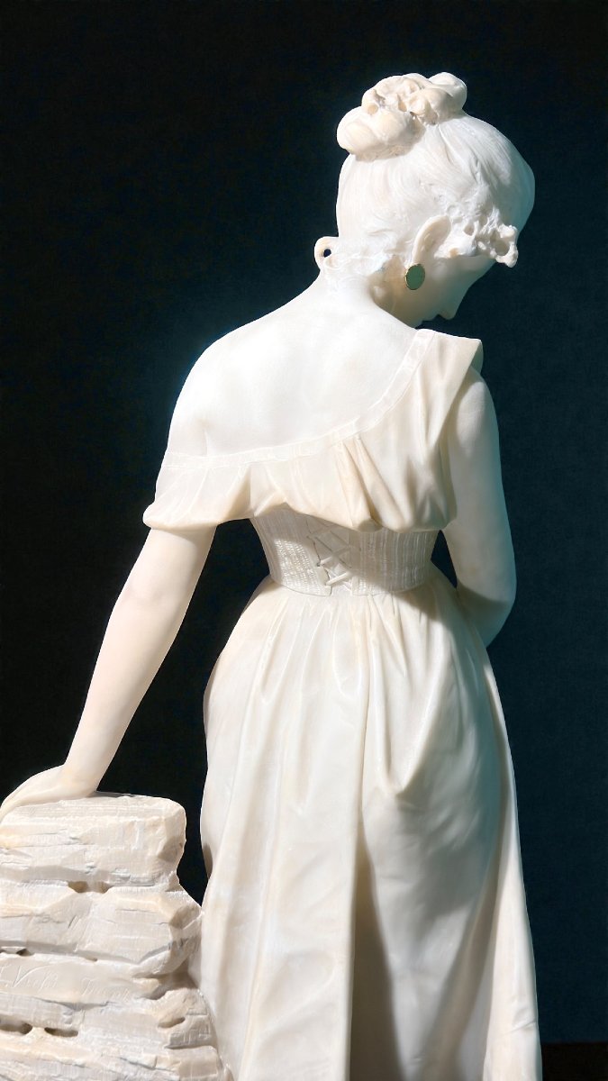 Statua fanciulla con orecchini in oro e lettera d'amore -photo-1