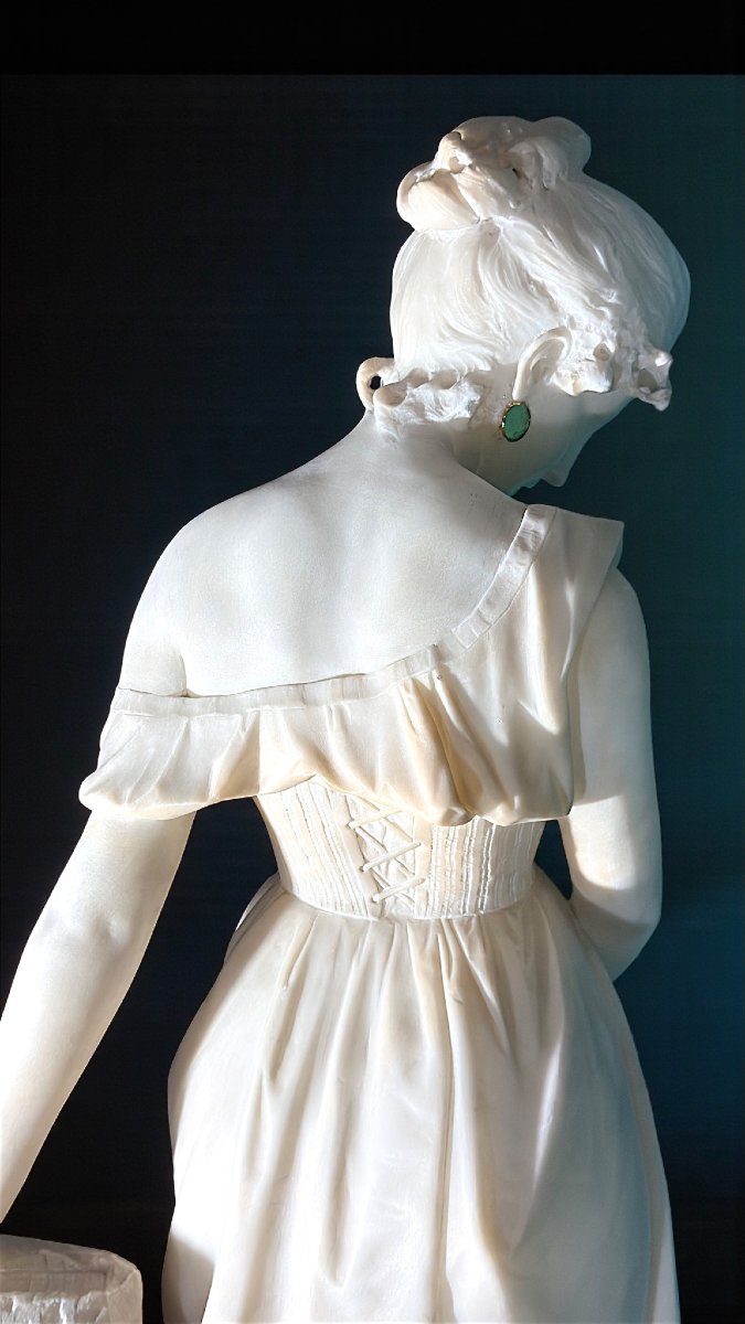 Statua fanciulla con orecchini in oro e lettera d'amore -photo-7