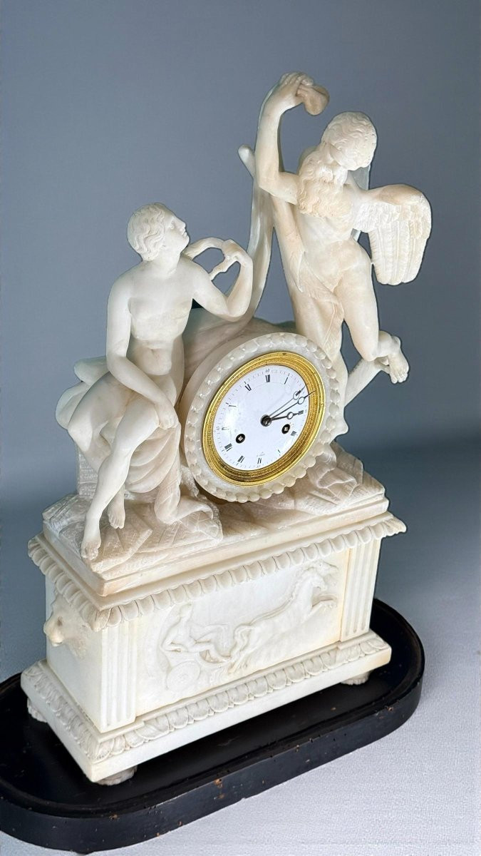 Orologio neoclassico decorato con sculture mitologiche in marmo-photo-1