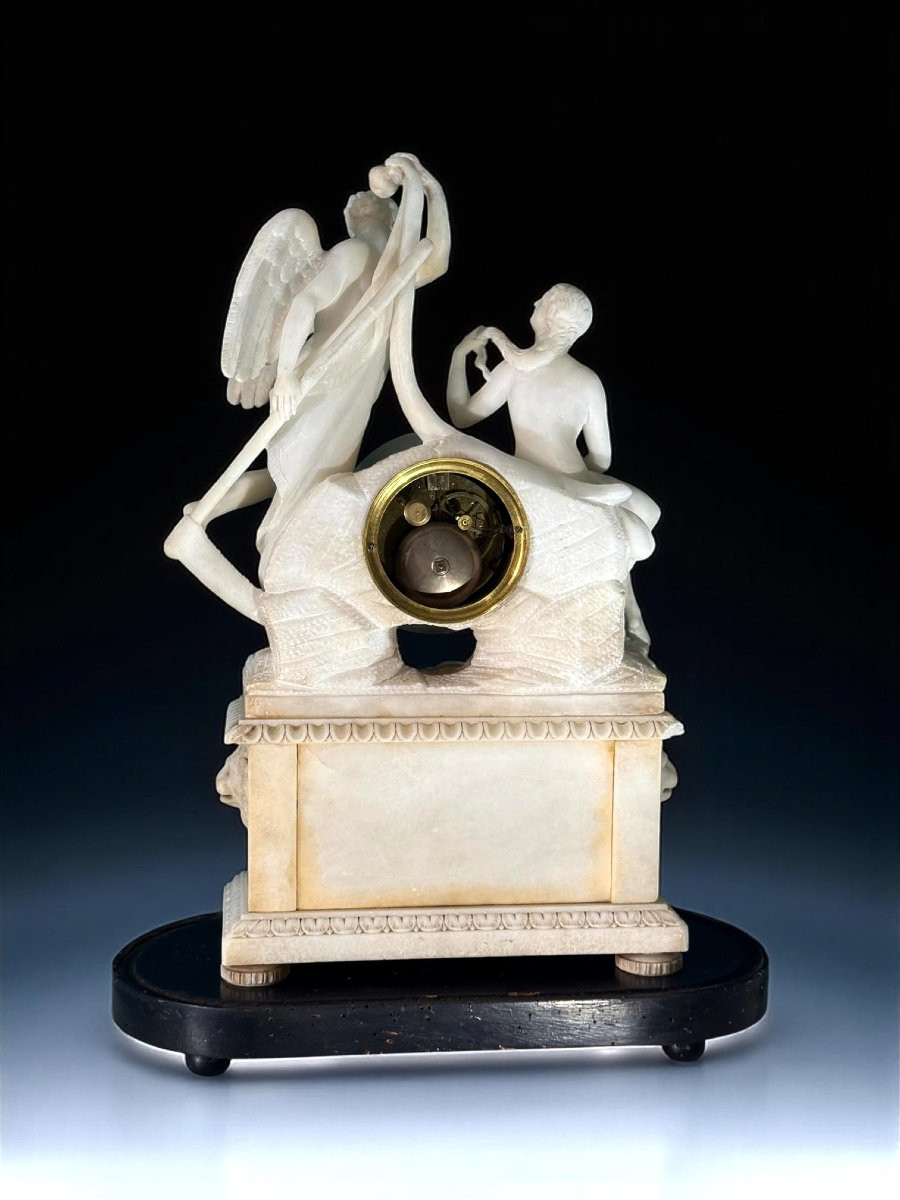 Orologio neoclassico decorato con sculture mitologiche in marmo-photo-4