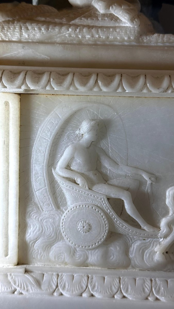 Orologio neoclassico decorato con sculture mitologiche in marmo-photo-7