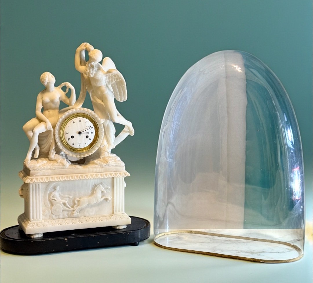 Orologio neoclassico decorato con sculture mitologiche in marmo