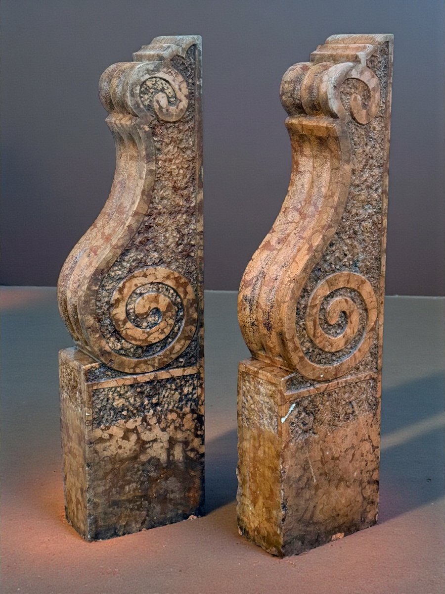 Coppia di grandi elementi architettonici interamente scolpiti a mano nel marmo rosso di Verona-photo-4