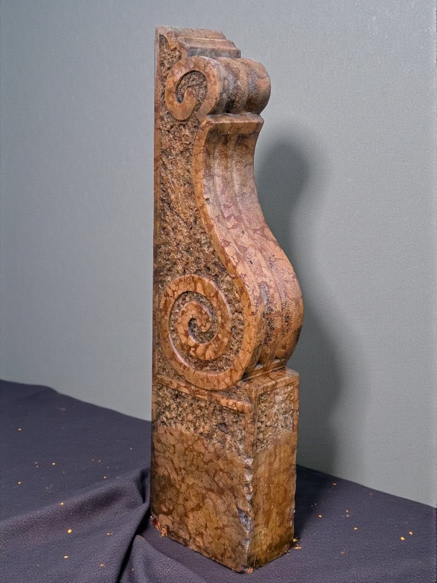 Coppia di grandi elementi architettonici interamente scolpiti a mano nel marmo rosso di Verona-photo-4