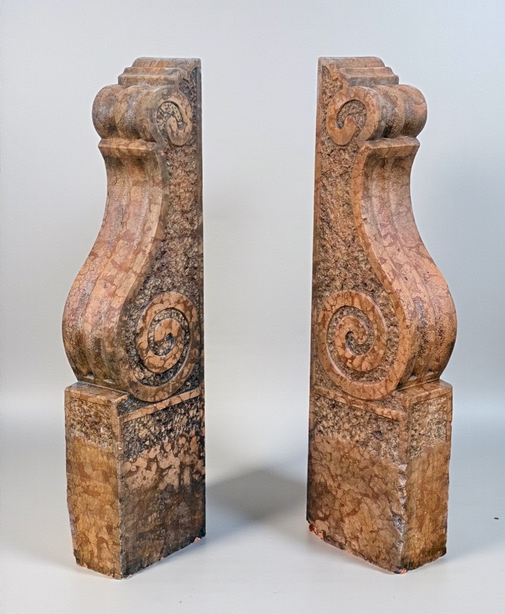 Coppia di grandi elementi architettonici interamente scolpiti a mano nel marmo rosso di Verona