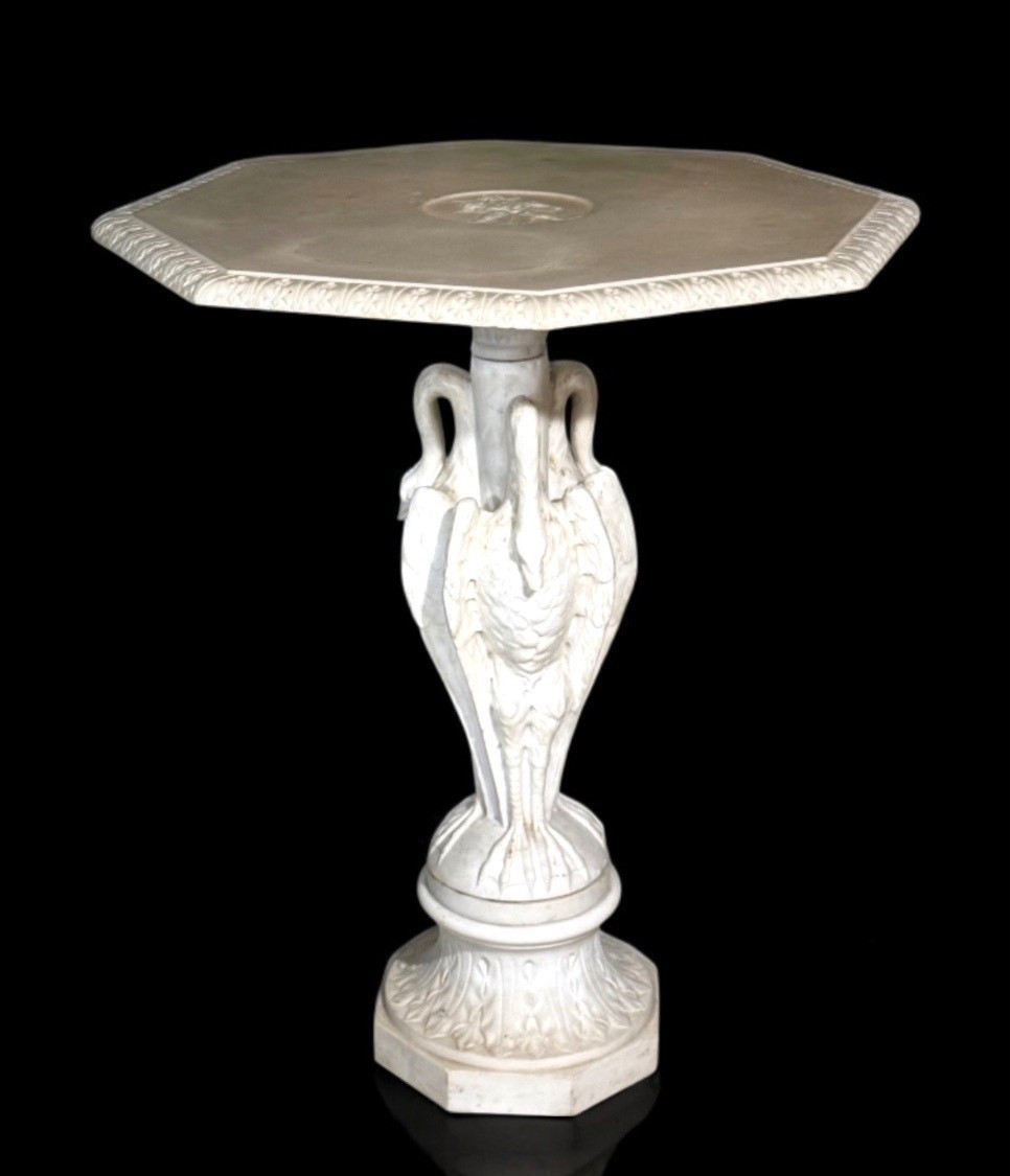 Tavolino ottagonale con piedistallo decorato con cigni