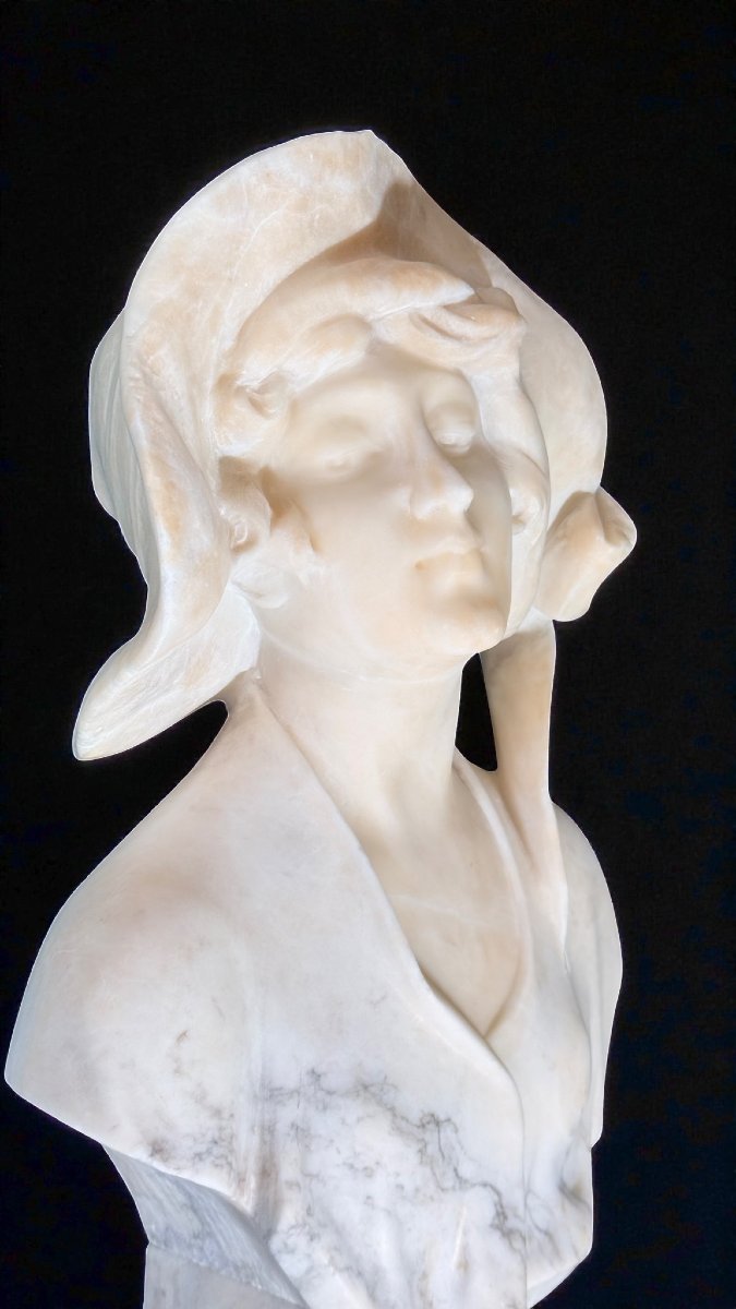 Busto raffigurante una giovane donna sorridente-photo-3