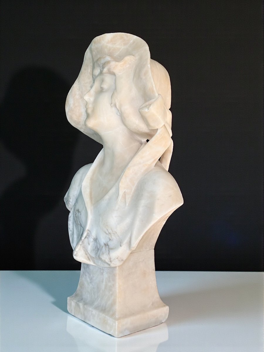 Busto raffigurante una giovane donna sorridente-photo-4