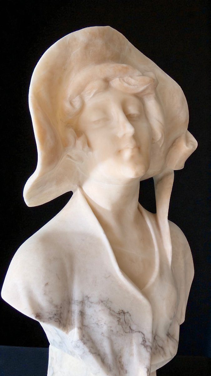 Busto raffigurante una giovane donna sorridente-photo-2