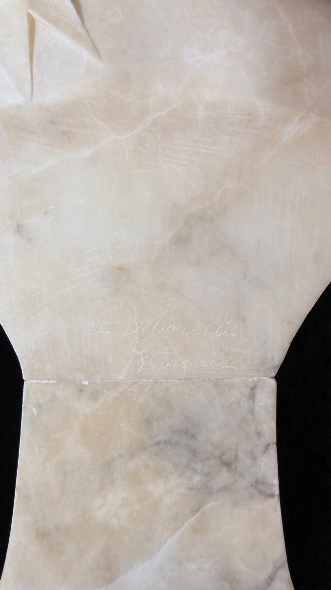 Busto raffigurante una giovane donna sorridente-photo-3