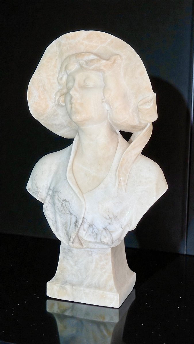 Busto raffigurante una giovane donna sorridente-photo-4
