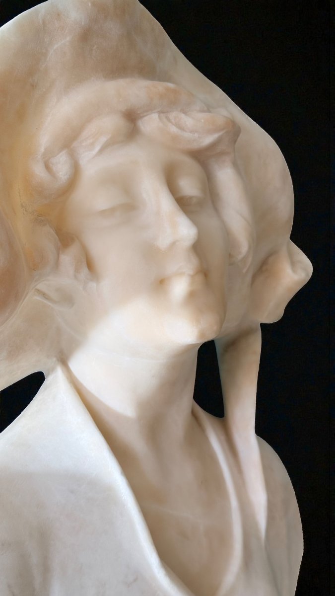Busto raffigurante una giovane donna sorridente-photo-5