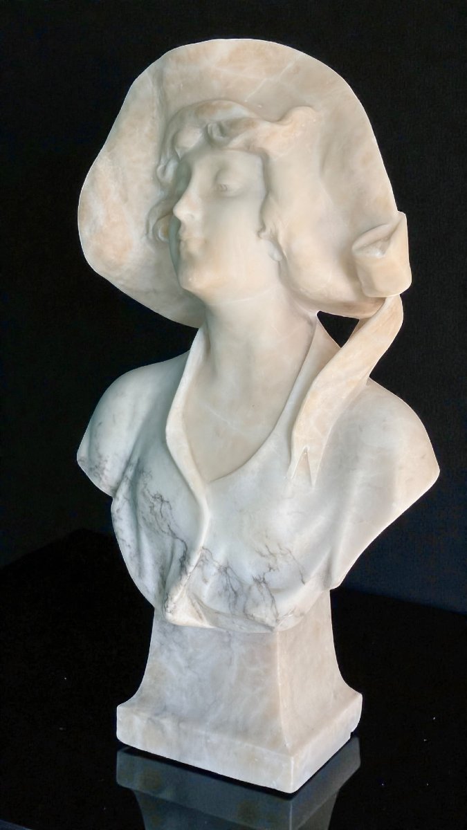 Busto raffigurante una giovane donna sorridente-photo-6