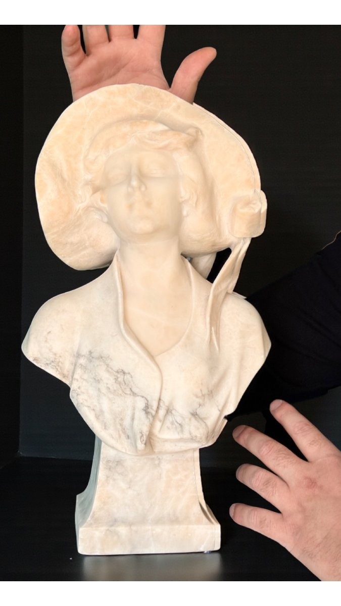 Busto raffigurante una giovane donna sorridente-photo-7