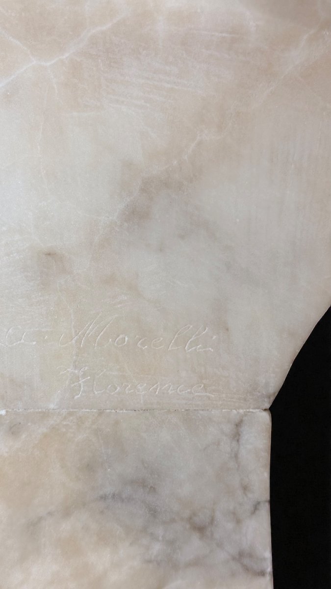 Busto raffigurante una giovane donna sorridente-photo-8