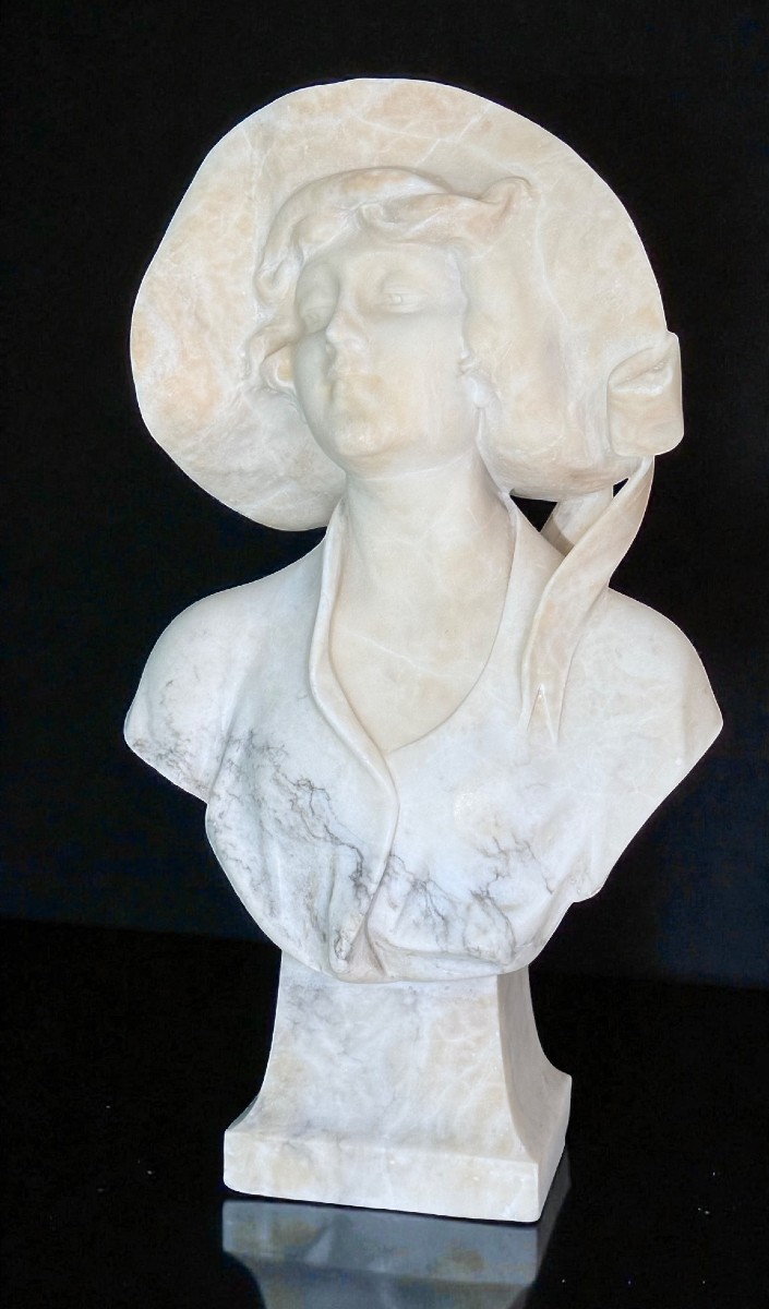 Busto raffigurante una giovane donna sorridente