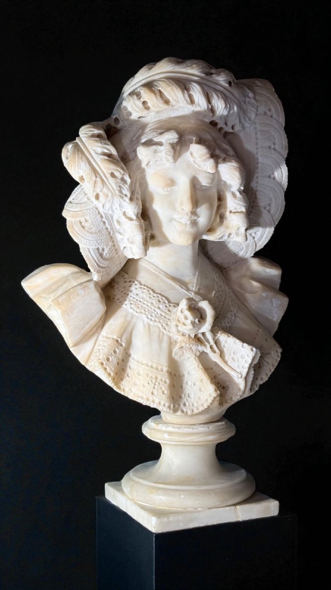 Busto raffigurante una giovane donna sorridente-photo-2