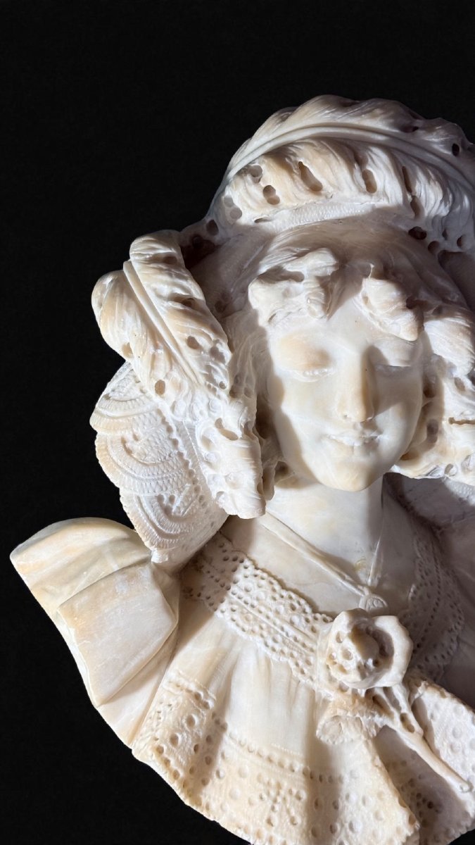 Busto raffigurante una giovane donna sorridente-photo-3