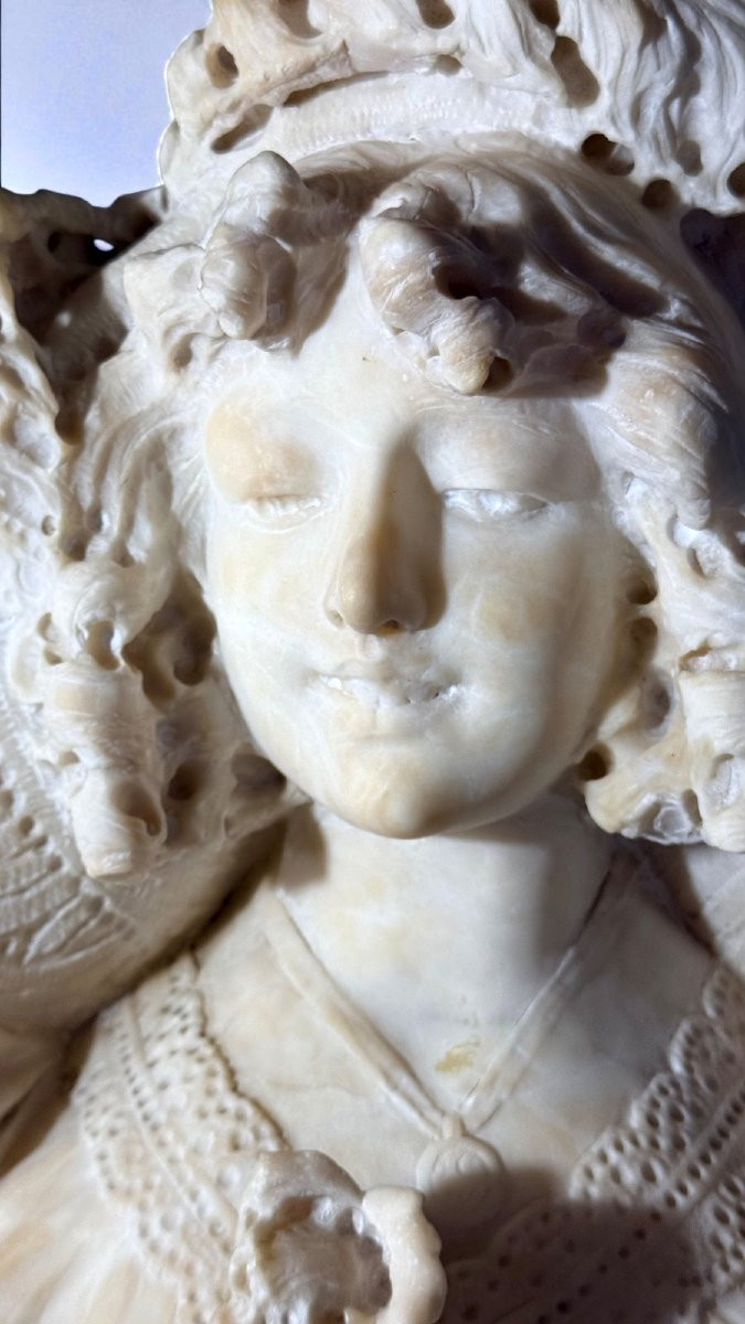 Busto raffigurante una giovane donna sorridente-photo-2