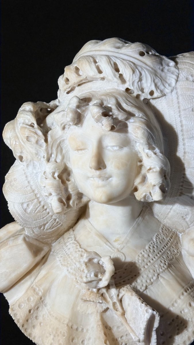 Busto raffigurante una giovane donna sorridente-photo-6