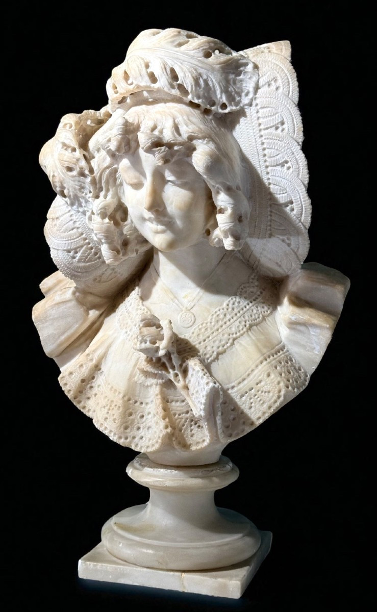 Busto raffigurante una giovane donna sorridente