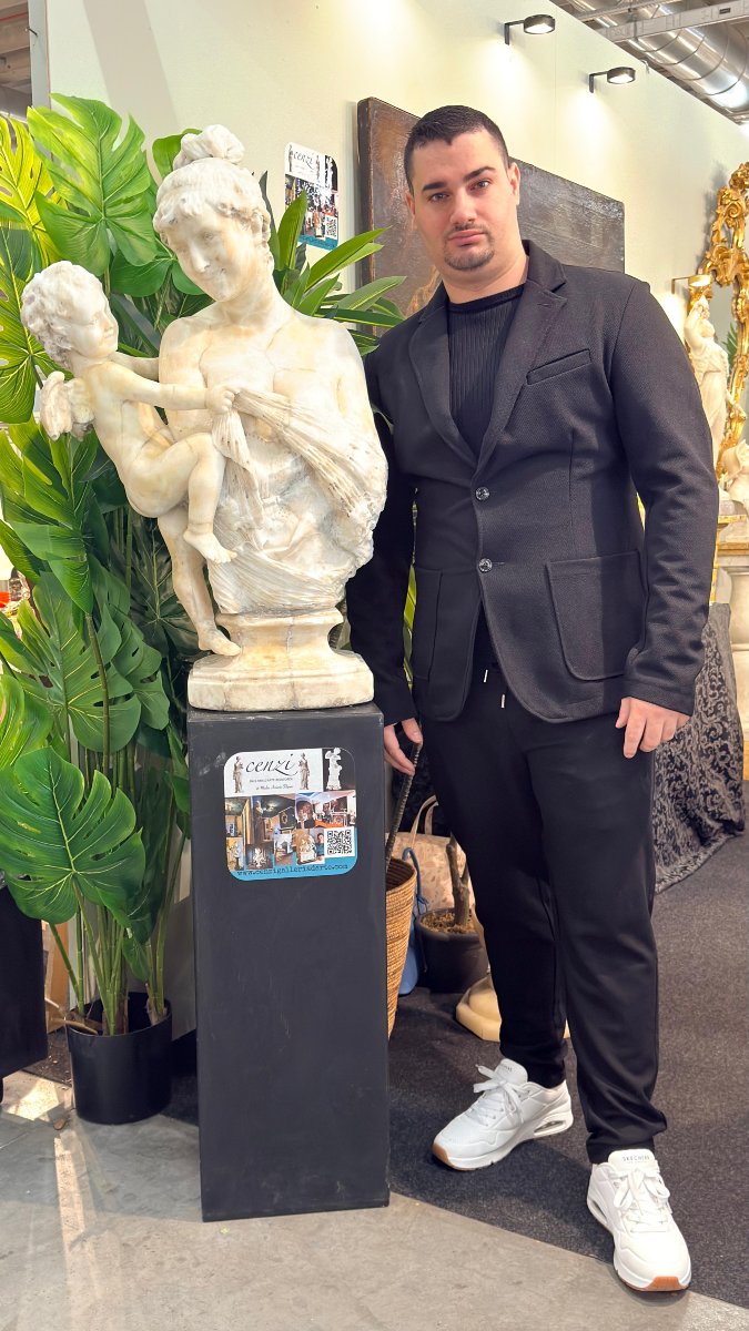 Statua fanciulla con Eros in Marmo Bianco Statuario di Carrara -photo-2