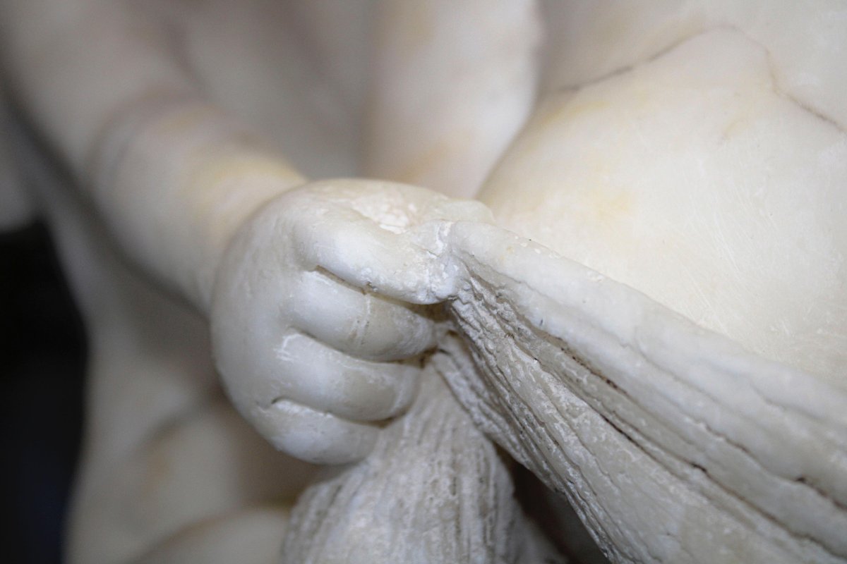 Statua fanciulla con Eros in Marmo Bianco Statuario di Carrara -photo-6