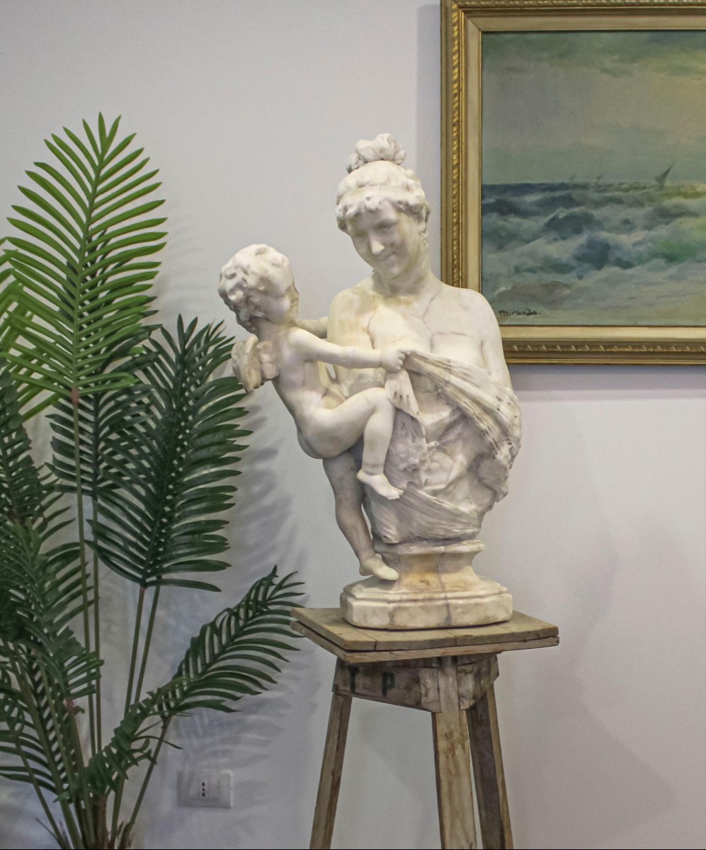 Statua fanciulla con Eros in Marmo Bianco Statuario di Carrara 