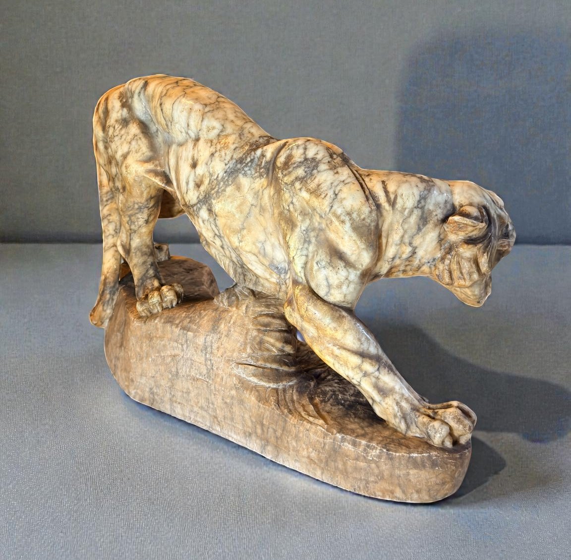 Tigre Ruggente, interamente scolpita a mano in marmo giallo Arabescato -photo-3