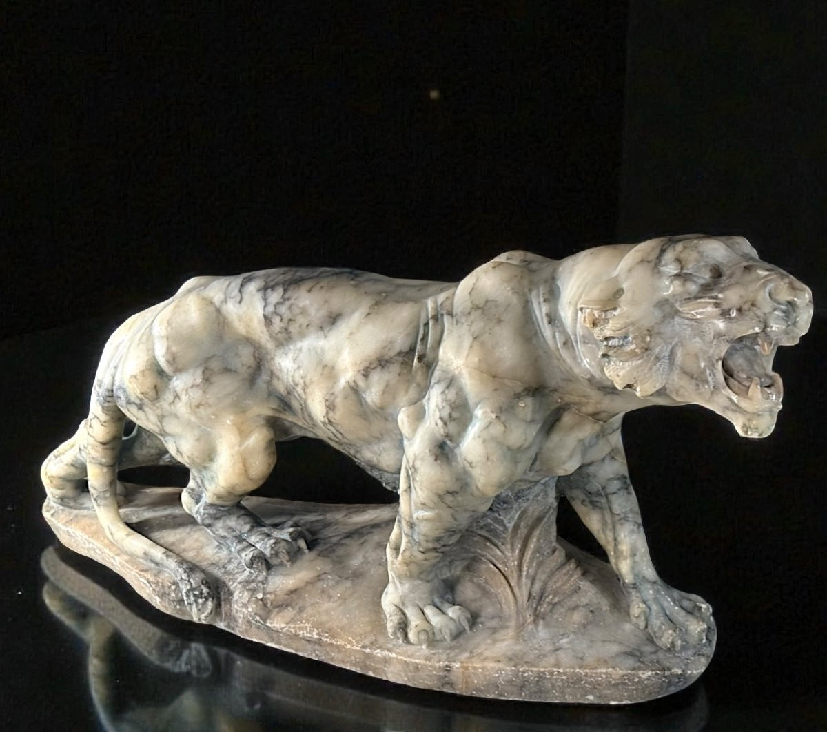 Tigre Ruggente, interamente scolpita a mano nel marmo Arabescato -photo-2