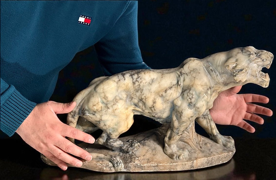 Tigre Ruggente, interamente scolpita a mano nel marmo Arabescato -photo-4