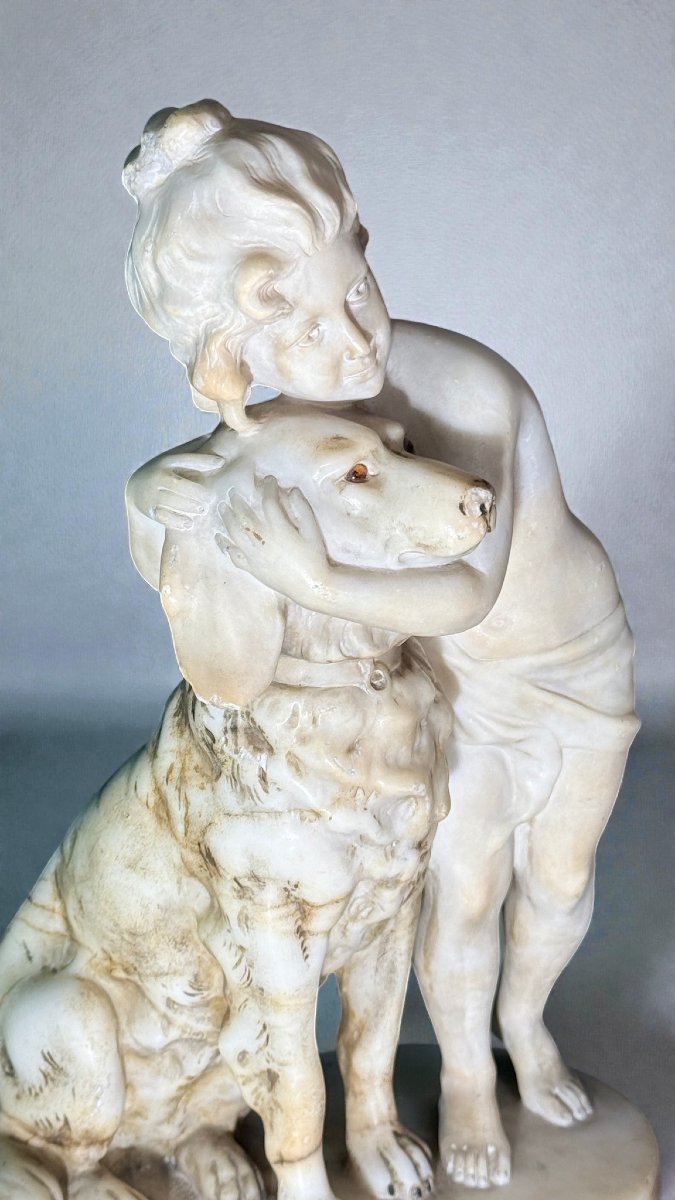 Statua raffigurante una giovane ragazza che abbraccia affettuosamente il suo cagnolino Marmo -photo-3