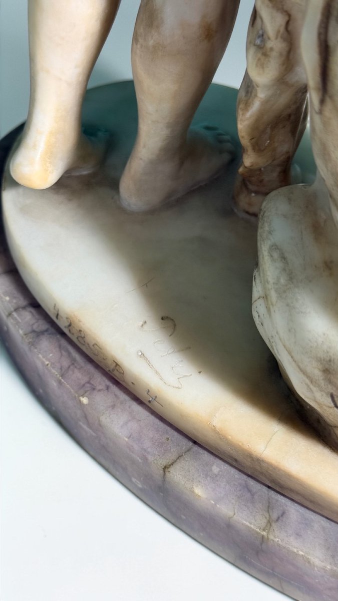 Statua raffigurante una giovane ragazza che abbraccia affettuosamente il suo cagnolino Marmo -photo-1