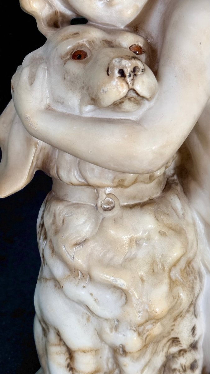 Statua raffigurante una giovane ragazza che abbraccia affettuosamente il suo cagnolino Marmo -photo-3