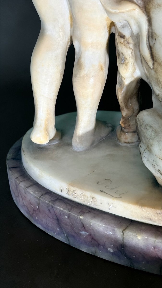 Statua raffigurante una giovane ragazza che abbraccia affettuosamente il suo cagnolino Marmo -photo-5