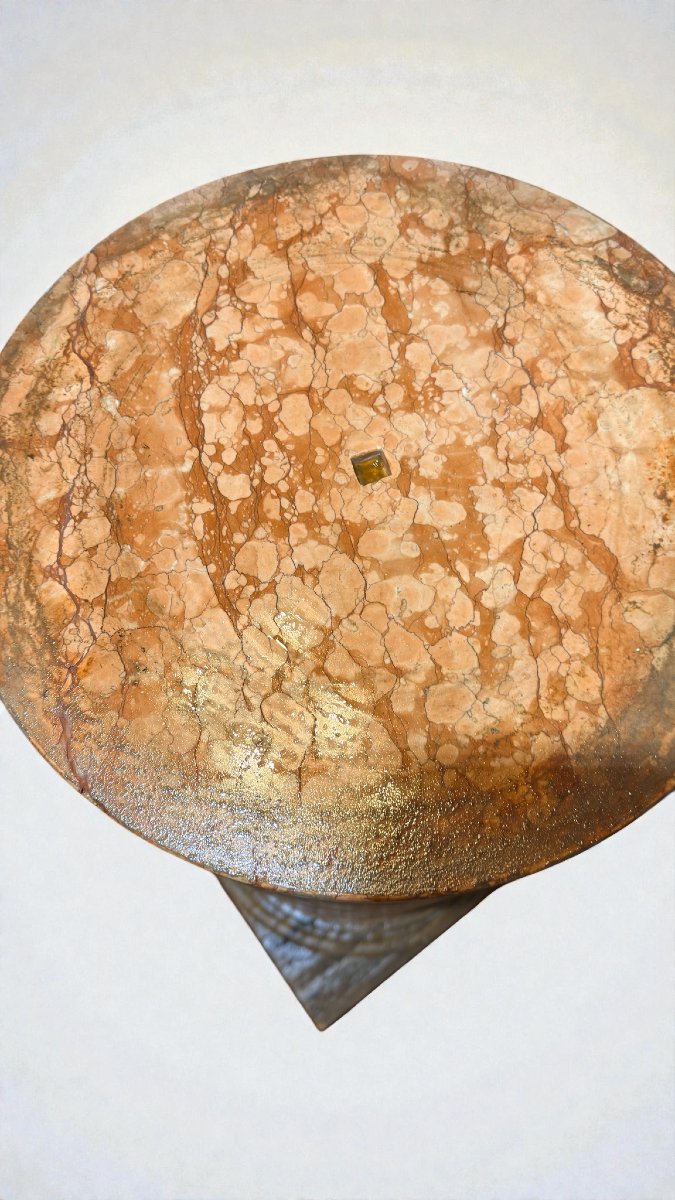 Coppia di Monumentali Capitelli in Marmo Rosso Verona e Marmo Travertino -photo-1